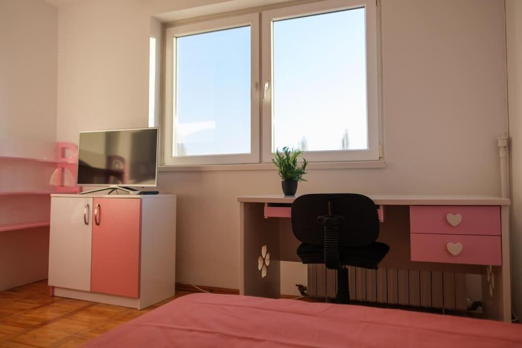 Great and large two bedroom Maisonette with lovely view & FREE parking Center