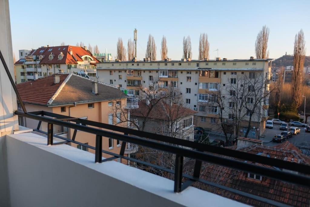 Great and large two bedroom Maisonette with lovely view & FREE parking Center