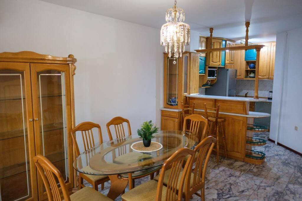 Great and large two bedroom Maisonette with lovely view & FREE parking Center