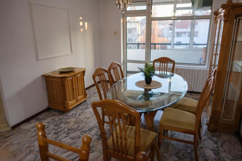 Great and large two bedroom Maisonette with lovely view & FREE parking Center