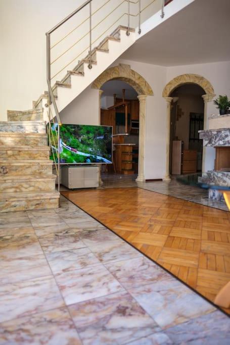 Great and large two bedroom Maisonette with lovely view & FREE parking Center