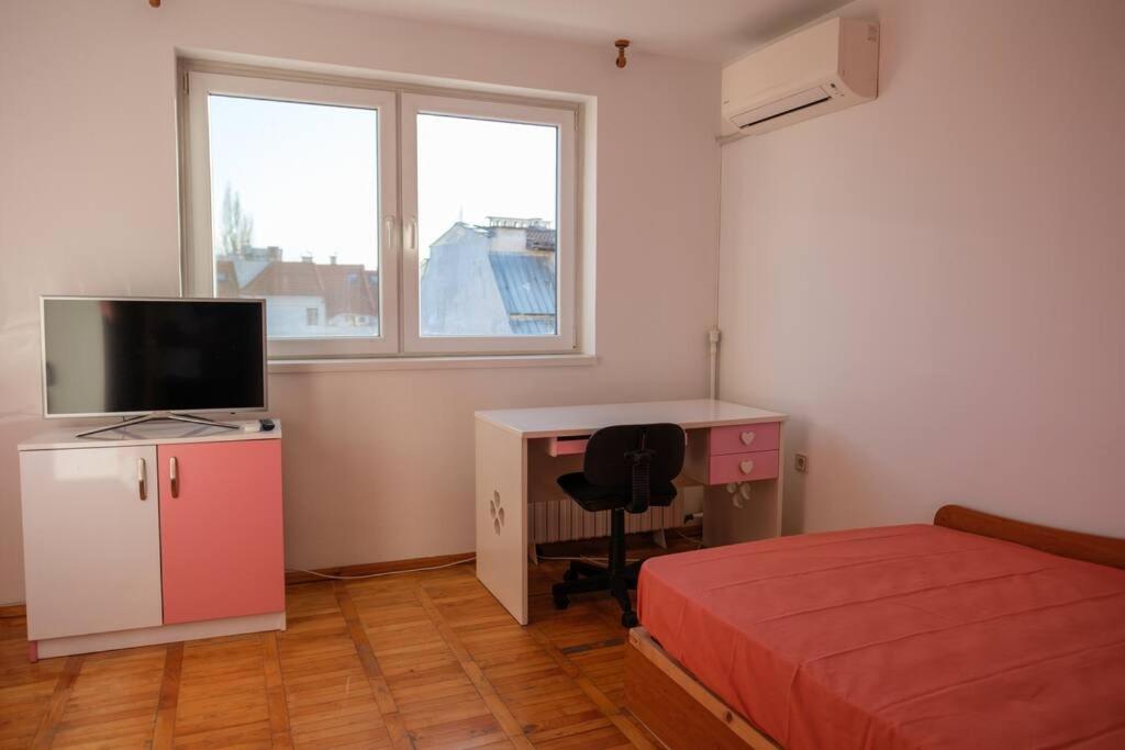 Great and large two bedroom Maisonette with lovely view & FREE parking Center