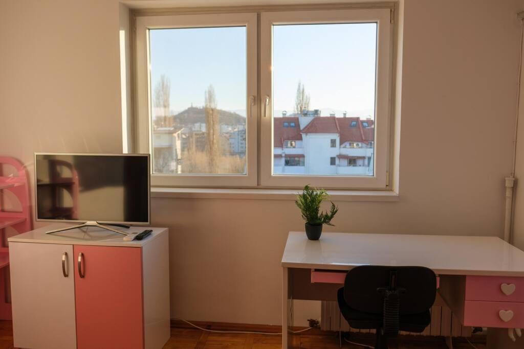 Great and large two bedroom Maisonette with lovely view & FREE parking Center