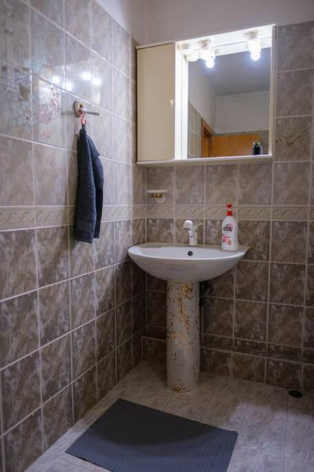 Great and large two bedroom Maisonette with lovely view & FREE parking Center