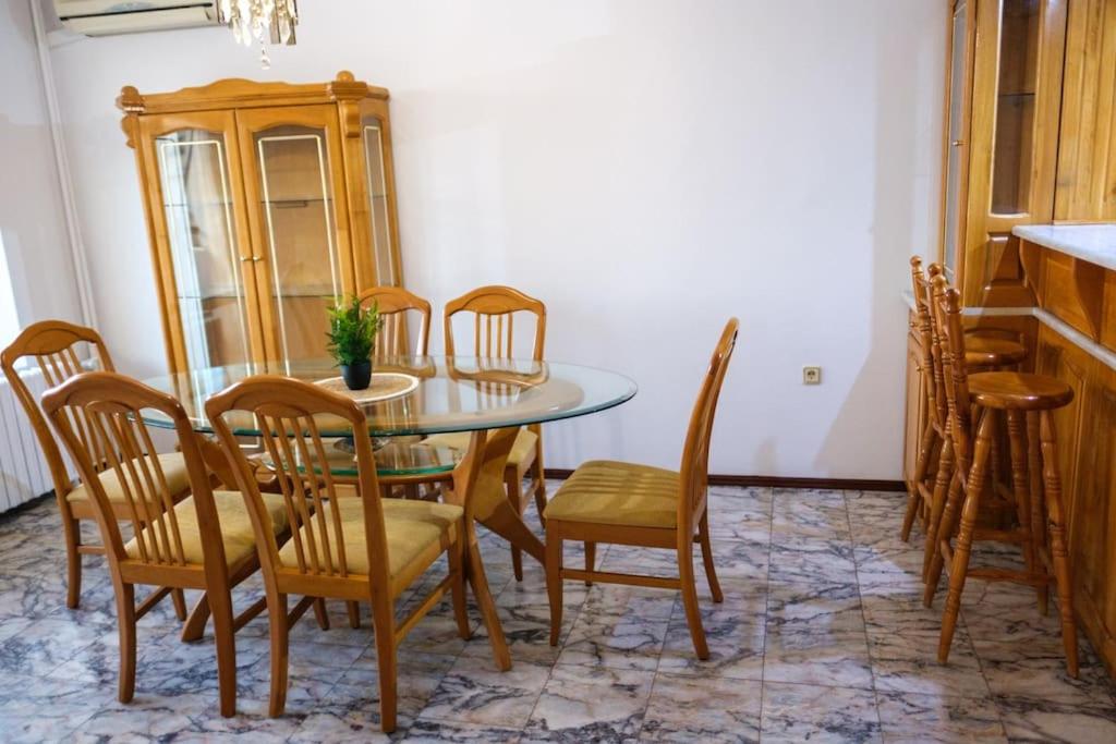 Great and large two bedroom Maisonette with lovely view & FREE parking Center