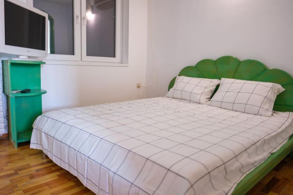 Great and large two bedroom Maisonette with lovely view & FREE parking Center