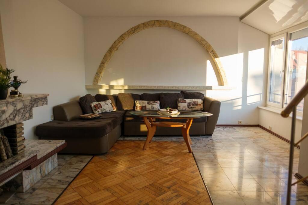 Great and large two bedroom Maisonette with lovely view & FREE parking Center