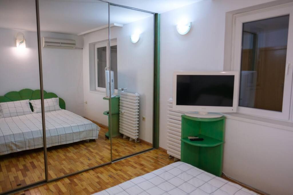 Great and large two bedroom Maisonette with lovely view & FREE parking Center