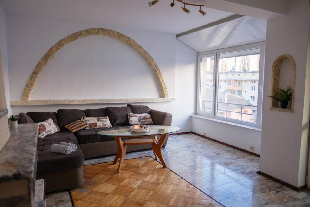 Great and large two bedroom Maisonette with lovely view & FREE parking Center