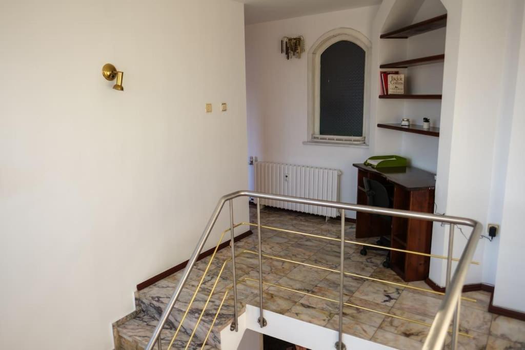 Great and large two bedroom Maisonette with lovely view & FREE parking Center