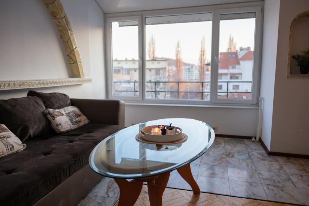 Great and large two bedroom Maisonette with lovely view & FREE parking Center