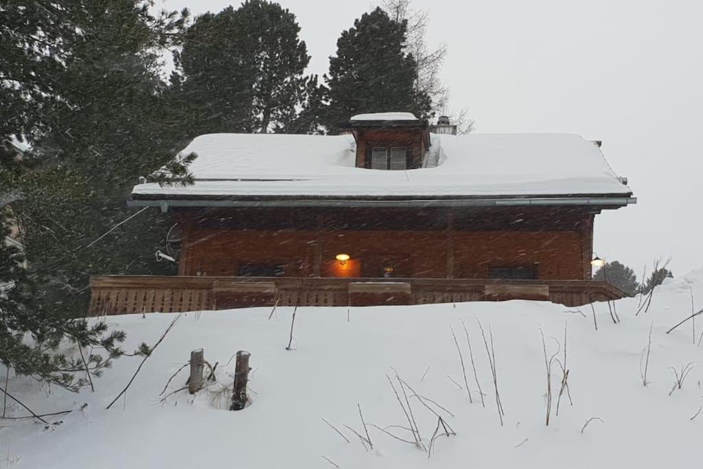 Idyllische Zirbenholz Alpin Huette