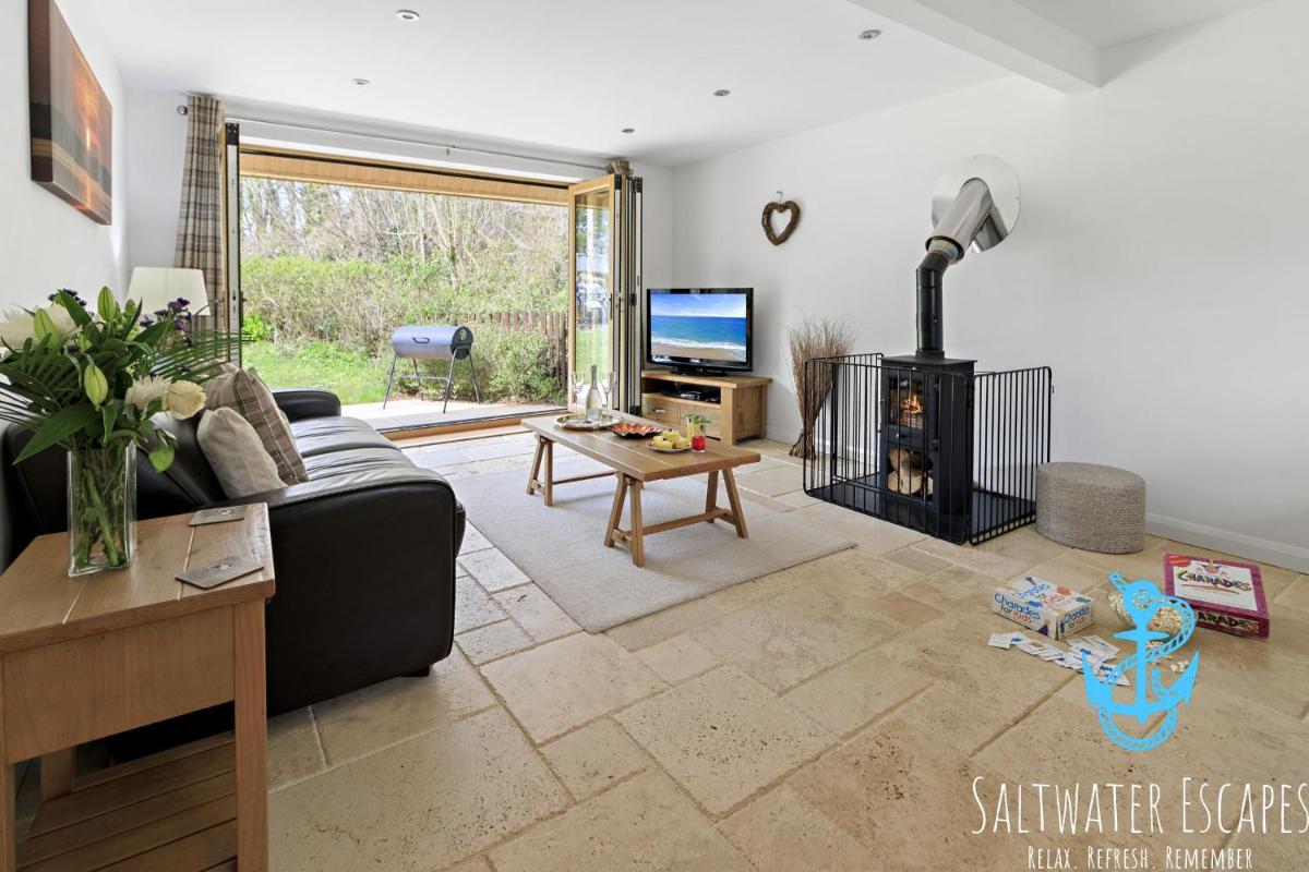 Boundary Cottage - Spacious Homely Cottage With Log Burner and Garden view 2