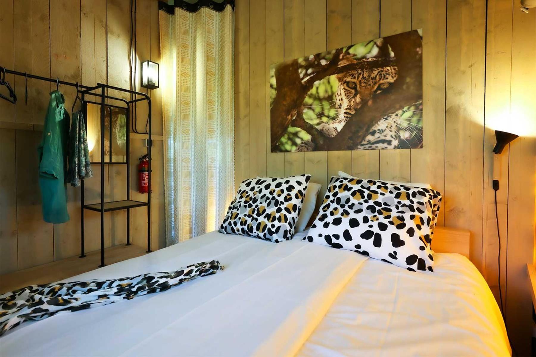 Glamping Safarilodge 'Grutte Fiif' met airco, extra keuken op veranda en privé achtertuin view 2