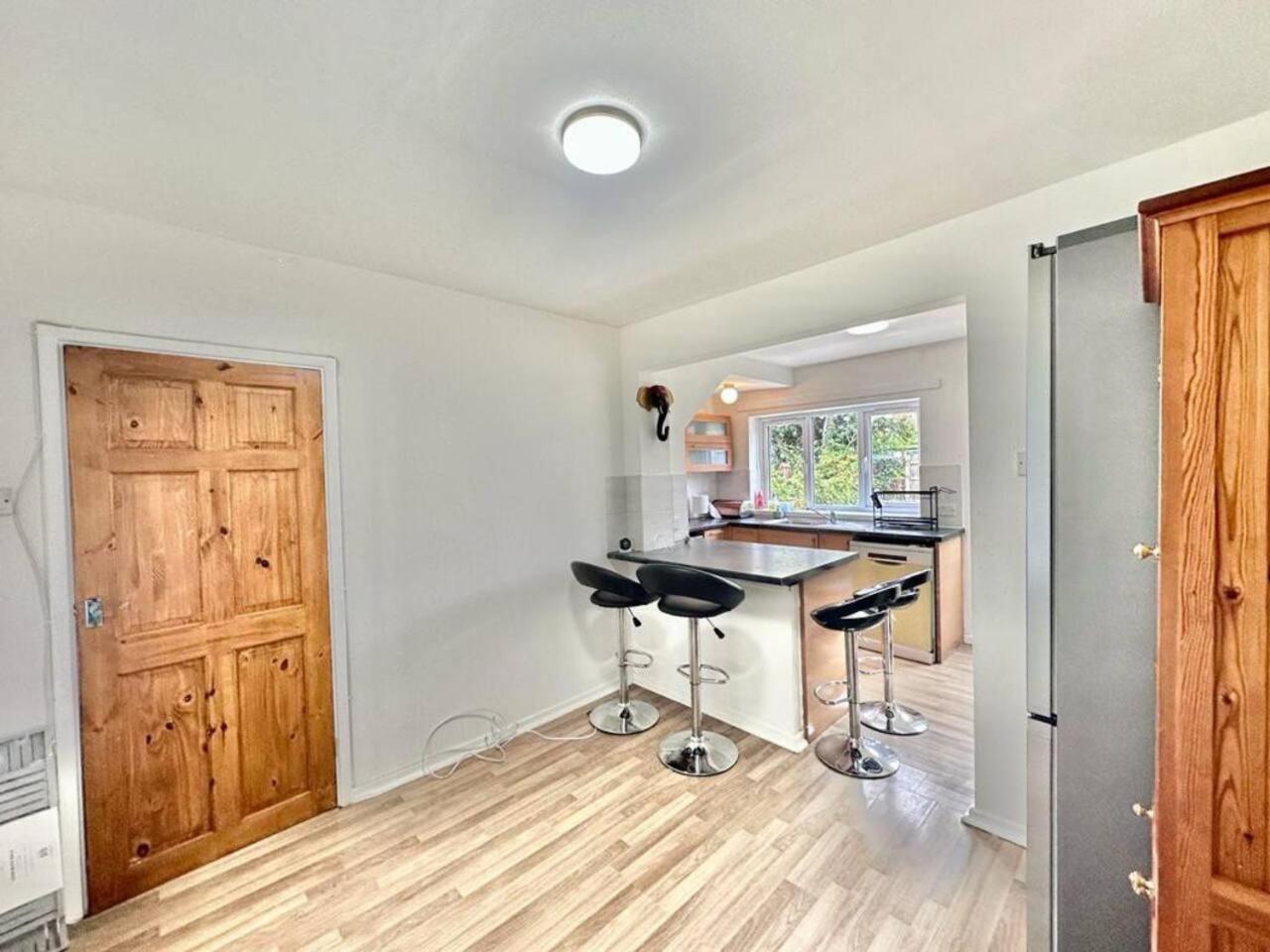 3 Bed House Sleeps 8 -Near Heathrow -Free Parking view 5