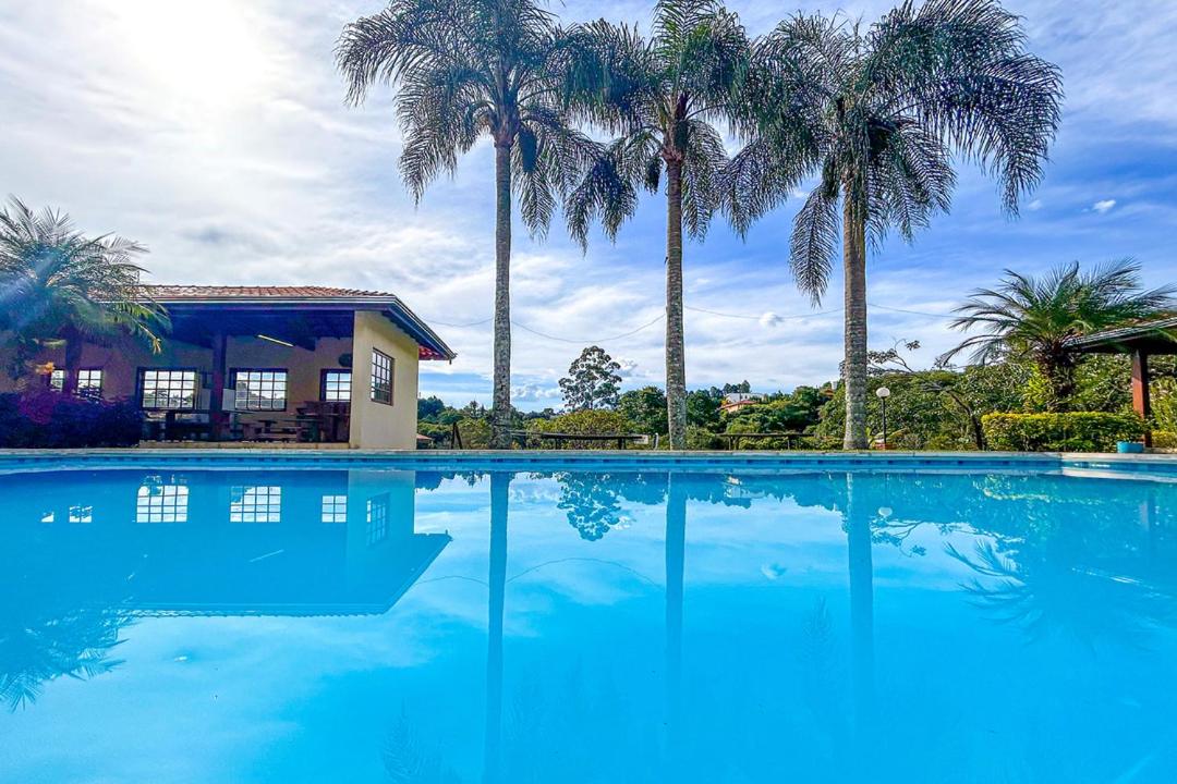 Casa de campo c piscina e natureza em Mairinque SP