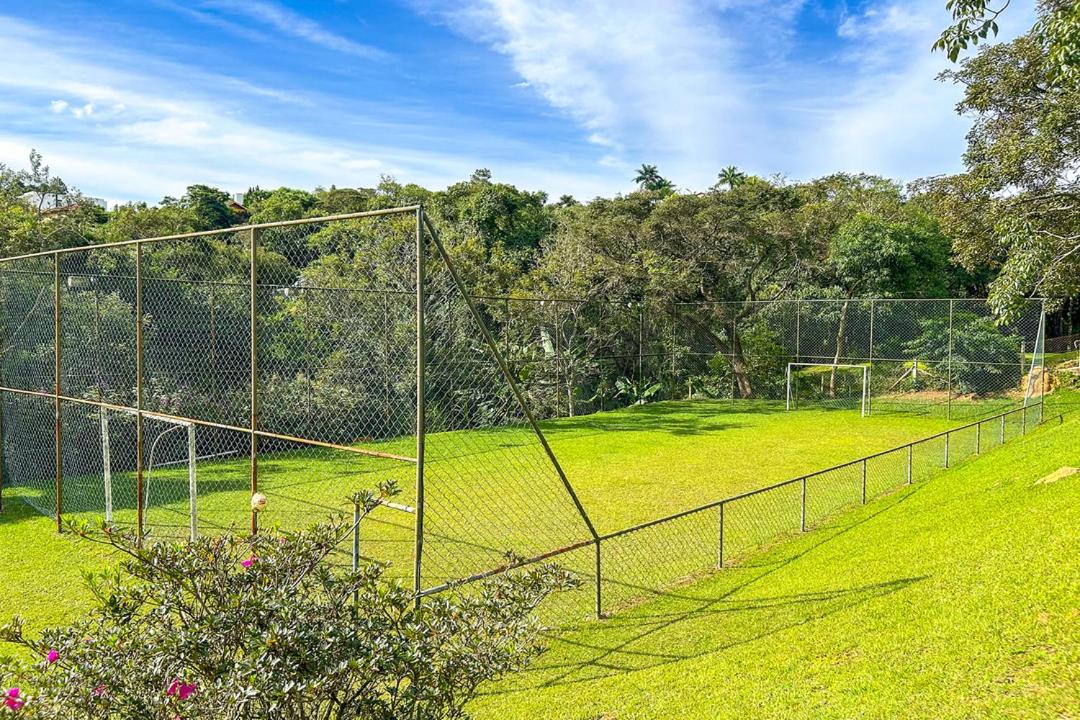Casa de campo c piscina e natureza em Mairinque SP