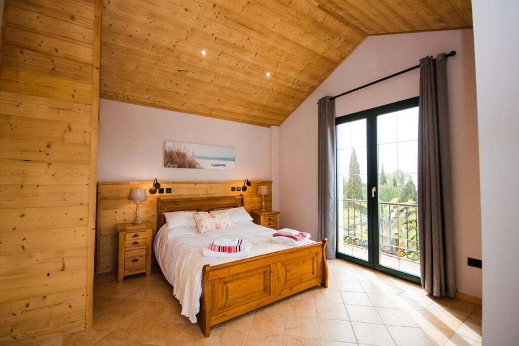 Impressive VILLA Dazura in Valtocado MIJAS