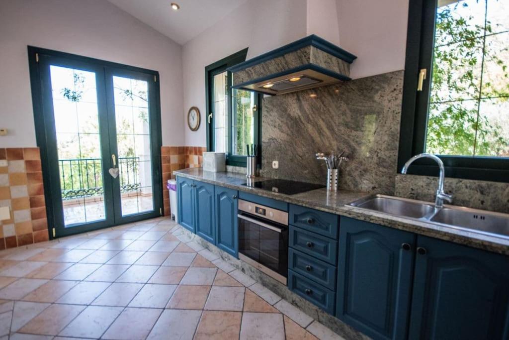 Impressive VILLA Dazura in Valtocado MIJAS