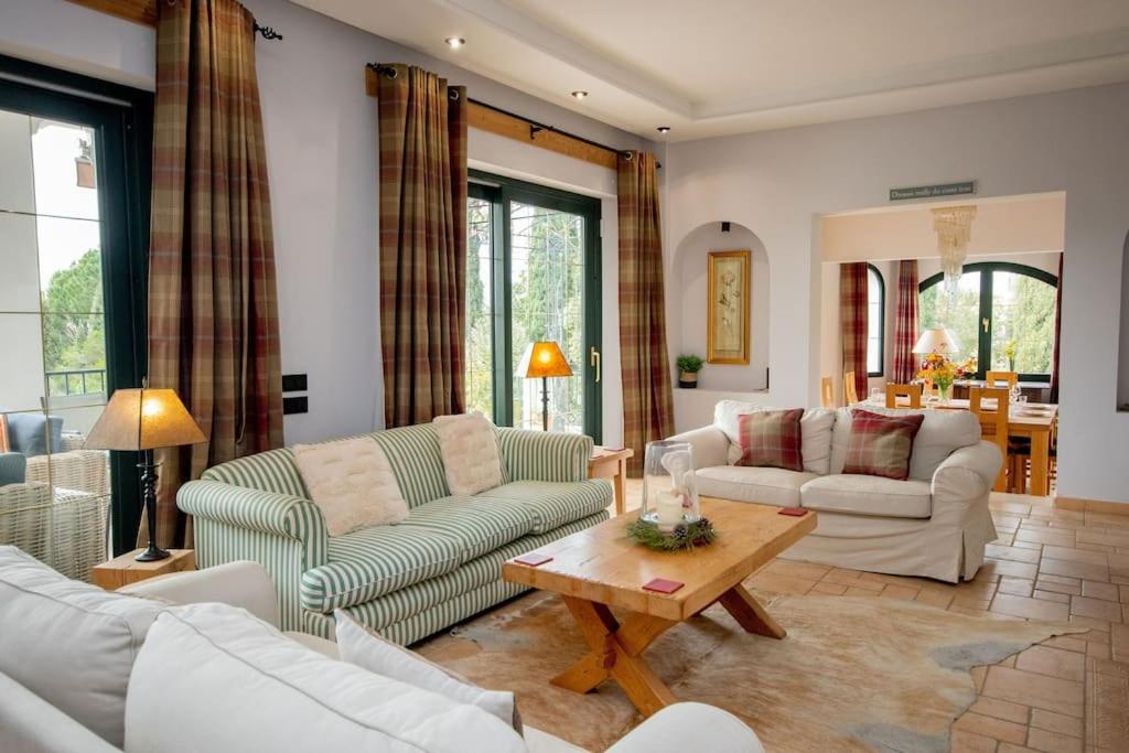 Impressive VILLA Dazura in Valtocado MIJAS