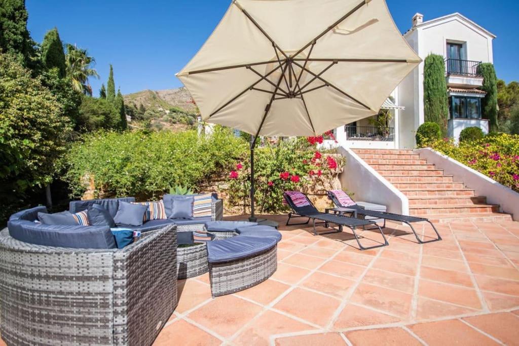Impressive VILLA Dazura in Valtocado MIJAS