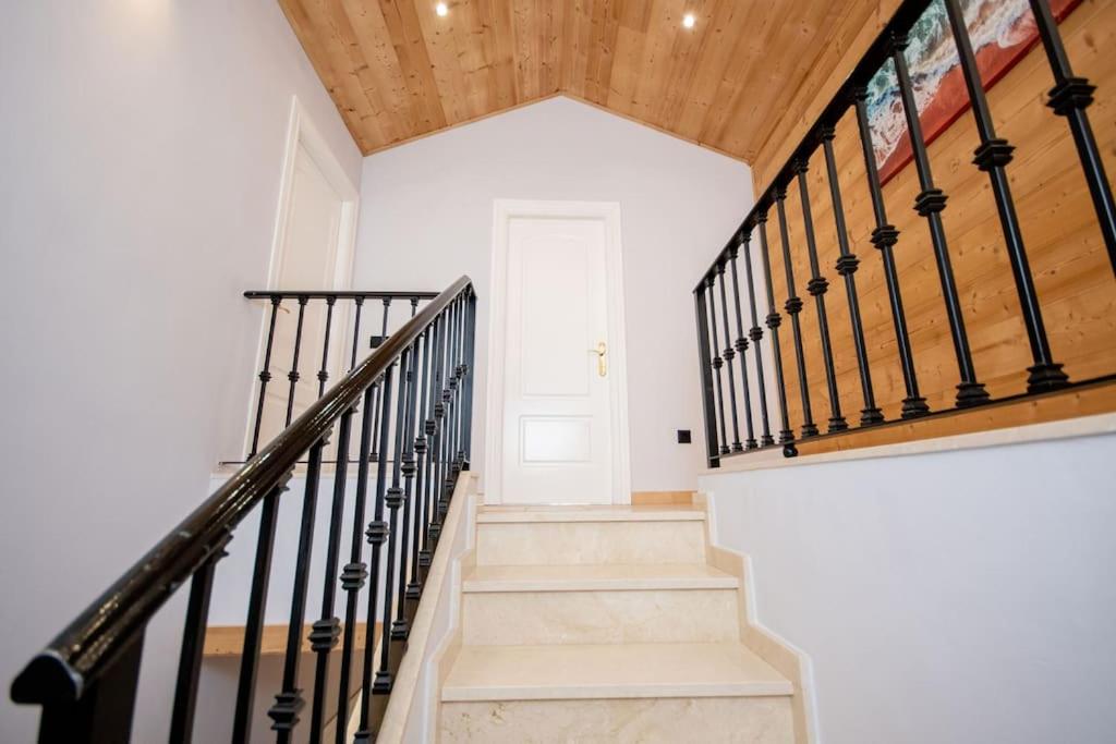 Impressive VILLA Dazura in Valtocado MIJAS