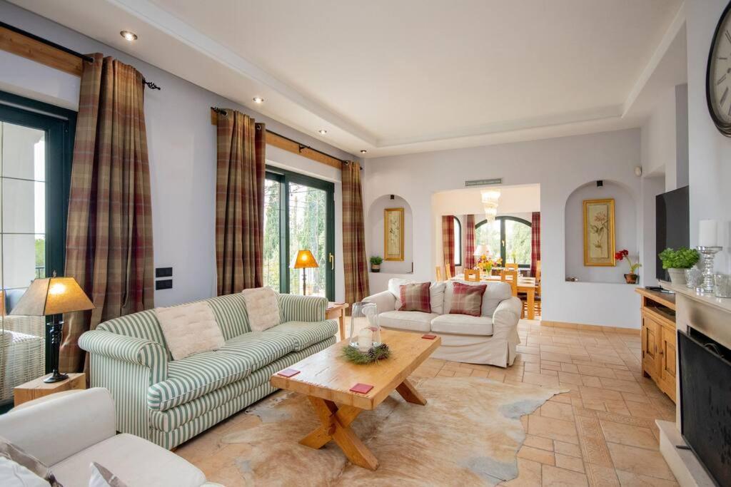 Impressive VILLA Dazura in Valtocado MIJAS