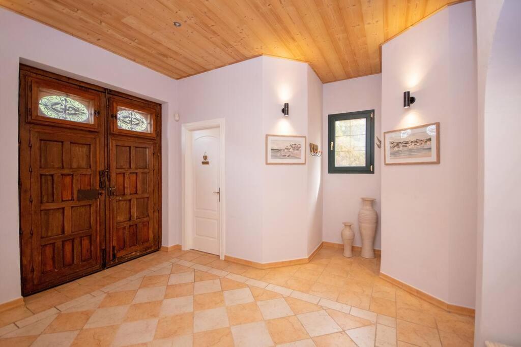 Impressive VILLA Dazura in Valtocado MIJAS