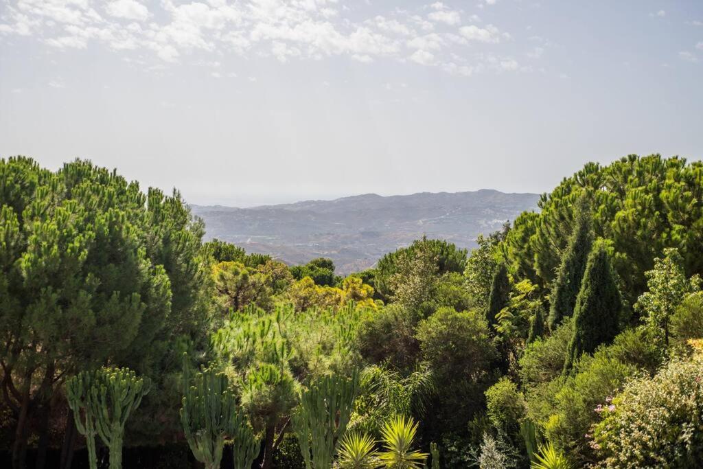 Impressive VILLA Dazura in Valtocado MIJAS
