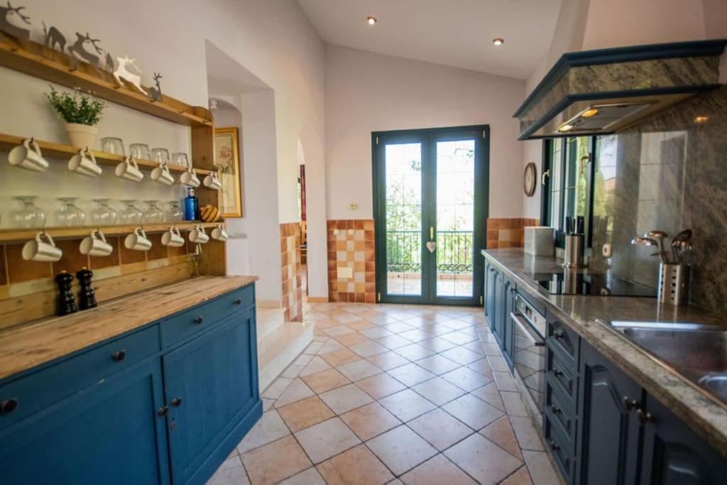 Impressive VILLA Dazura in Valtocado MIJAS