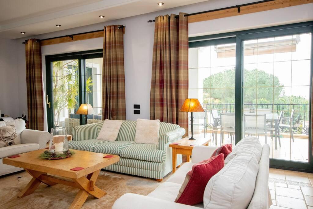 Impressive VILLA Dazura in Valtocado MIJAS