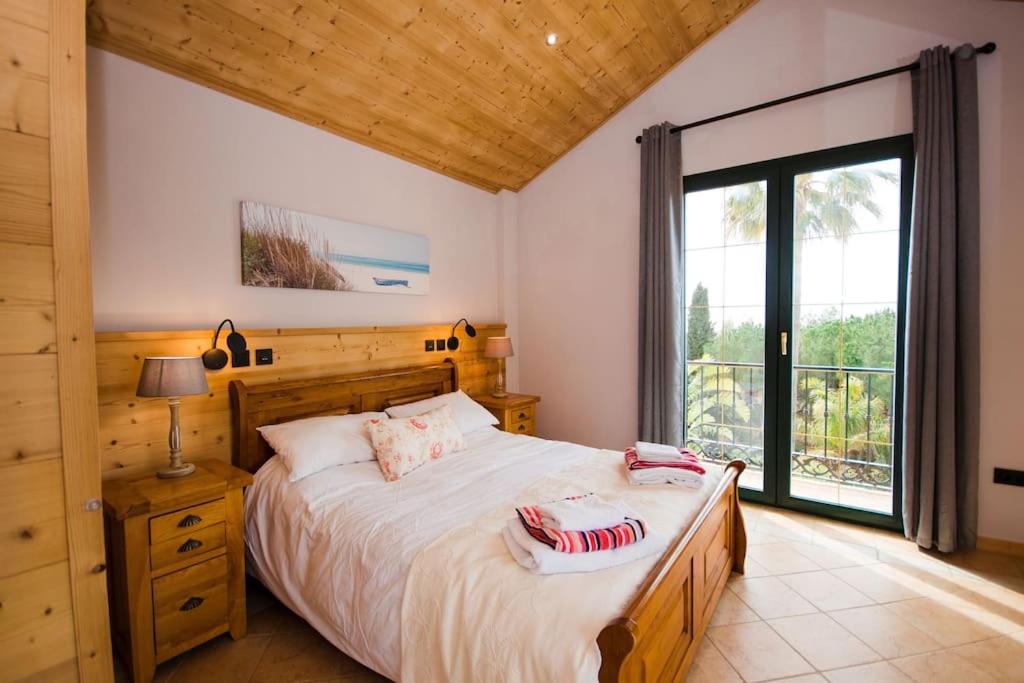 Impressive VILLA Dazura in Valtocado MIJAS
