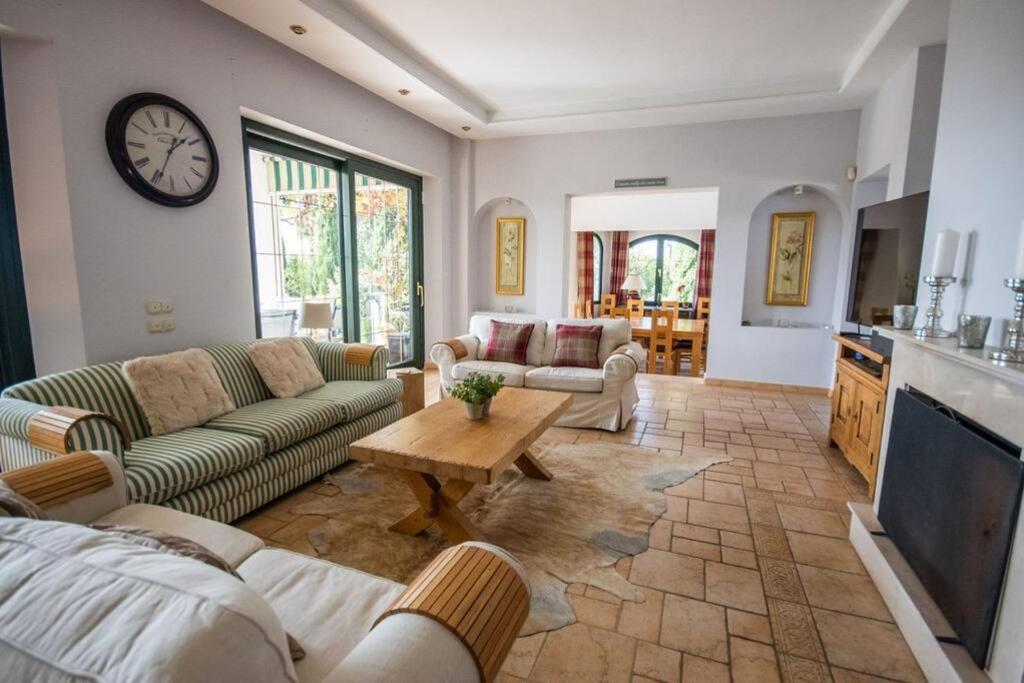 Impressive VILLA Dazura in Valtocado MIJAS