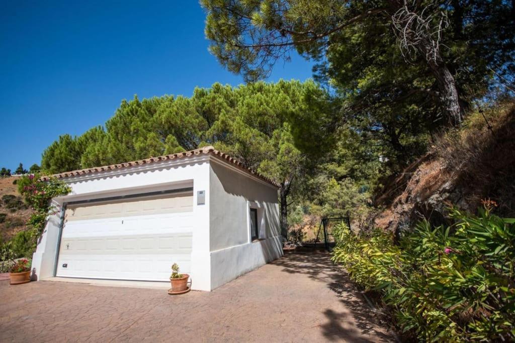 Impressive VILLA Dazura in Valtocado MIJAS