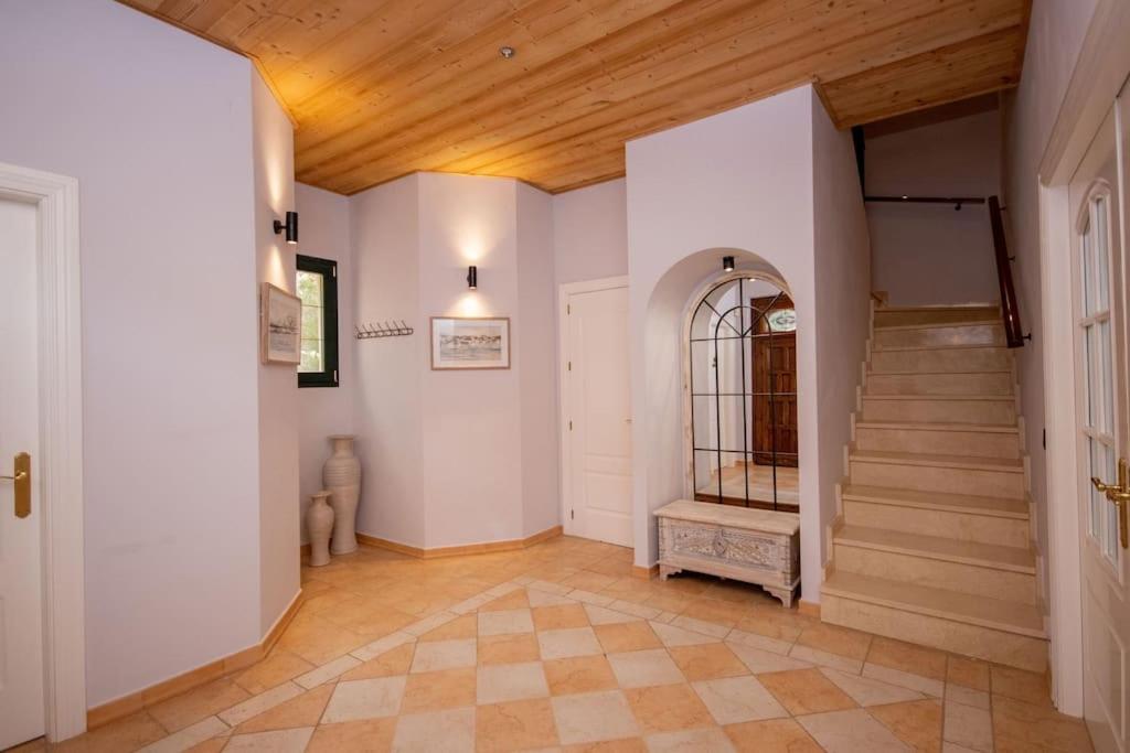 Impressive VILLA Dazura in Valtocado MIJAS