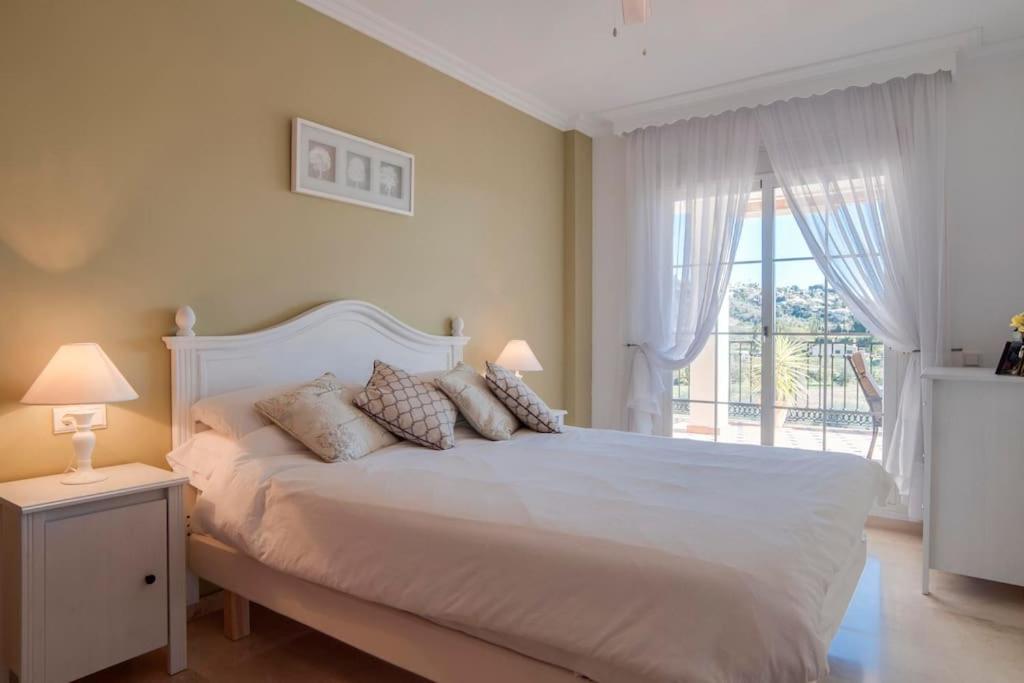 Sunny terrace apartment in prestigious Mijas Golf