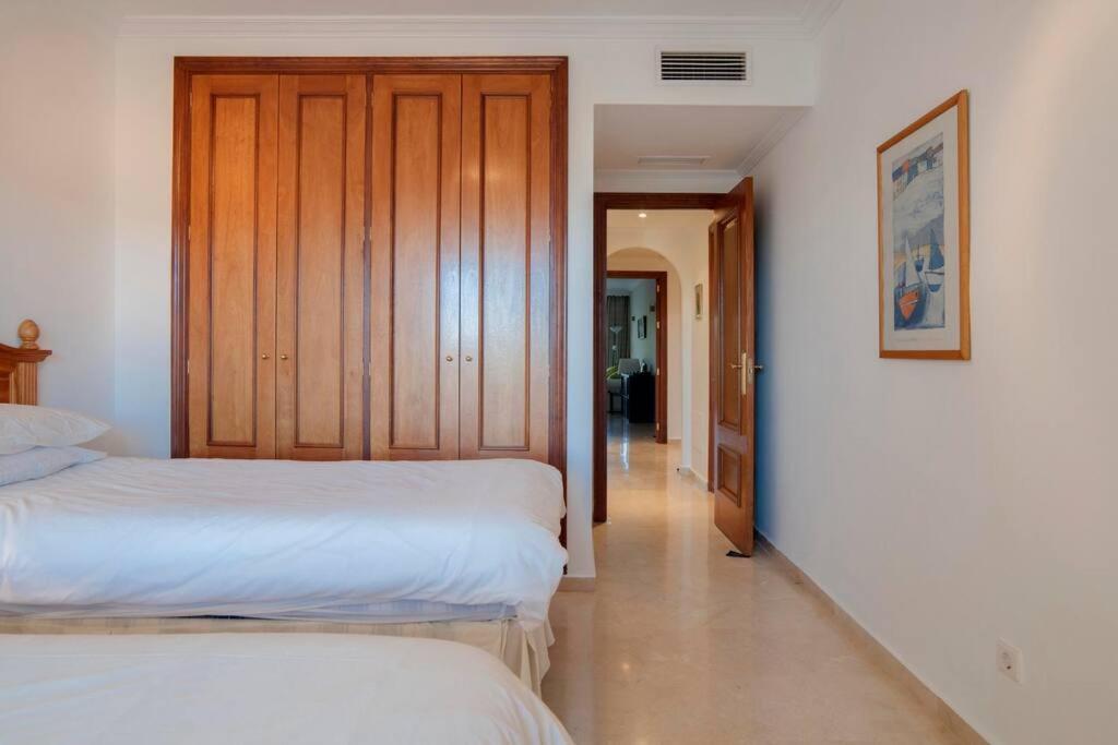 Sunny terrace apartment in prestigious Mijas Golf