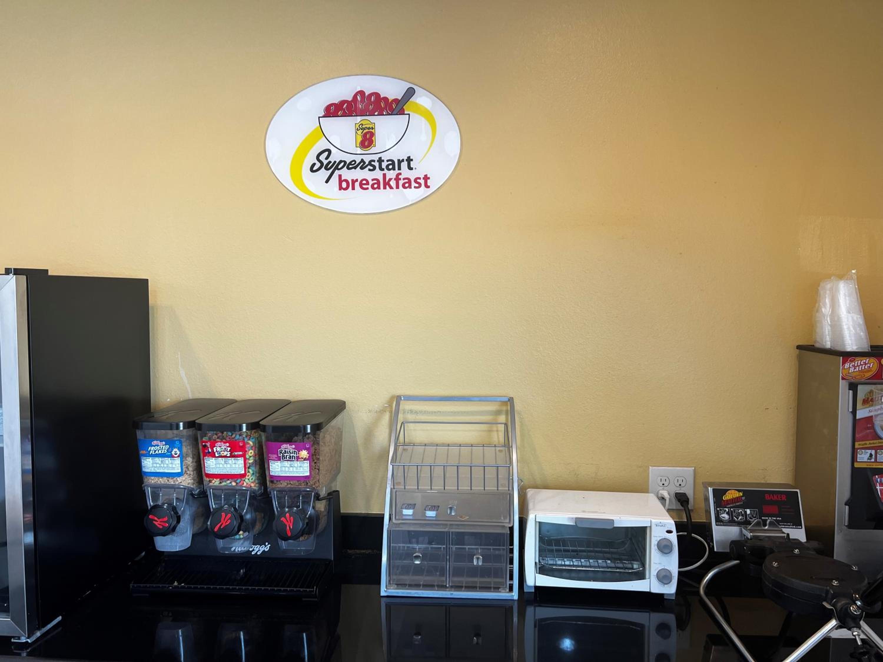 Super 8 by Wyndham Kenedy - Property Image 40