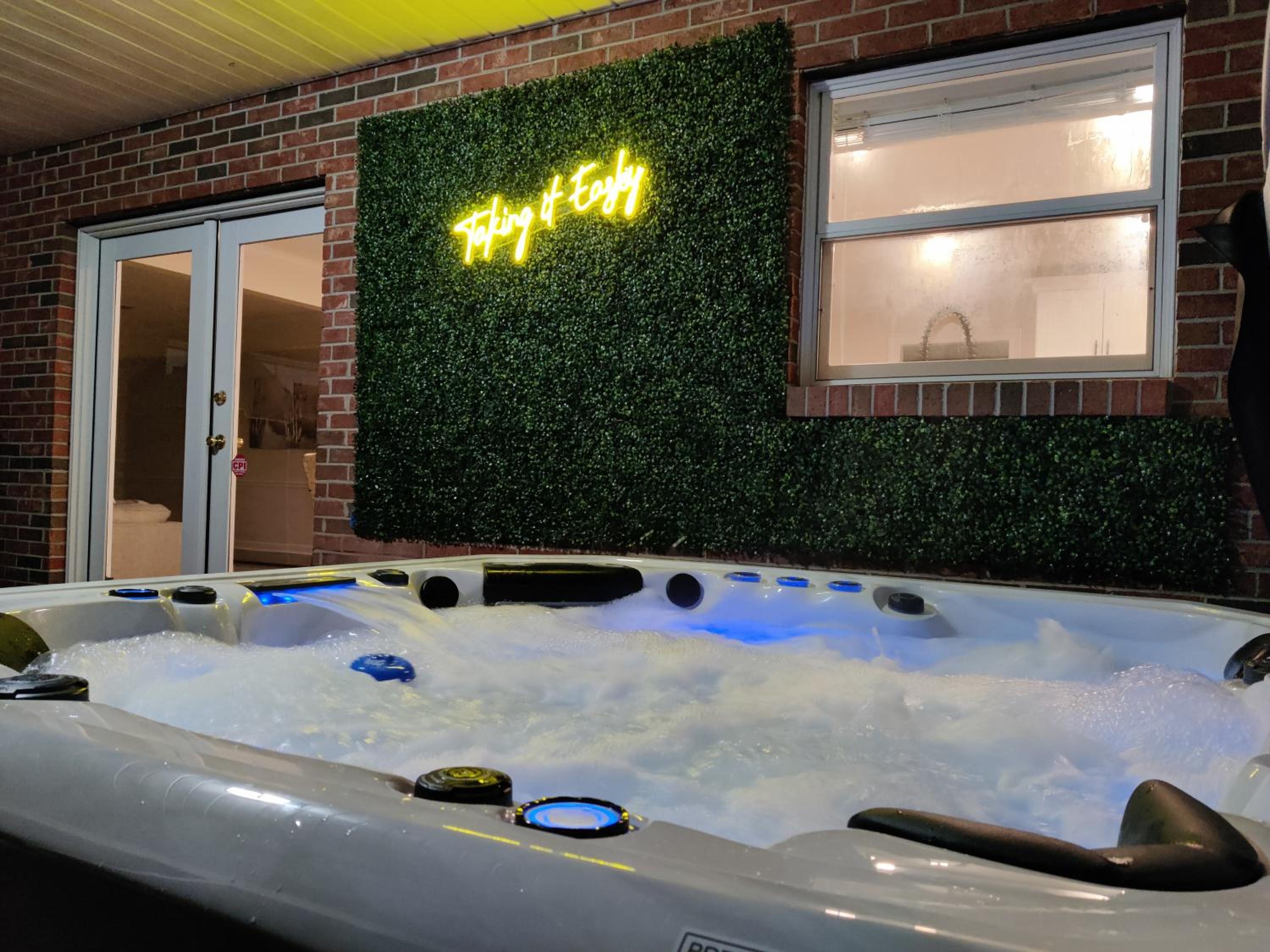 Living Easley Manor - With Amazing Hot Tub! view 2