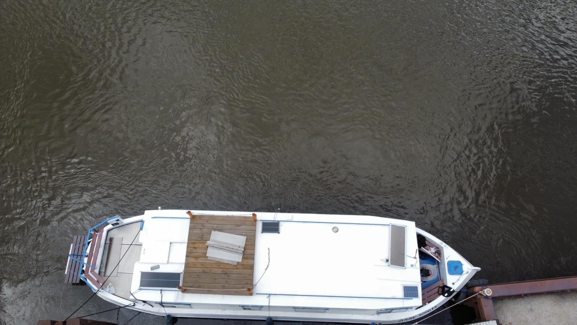 Zouw Hausboat Zakotven -pouze ubytovaní