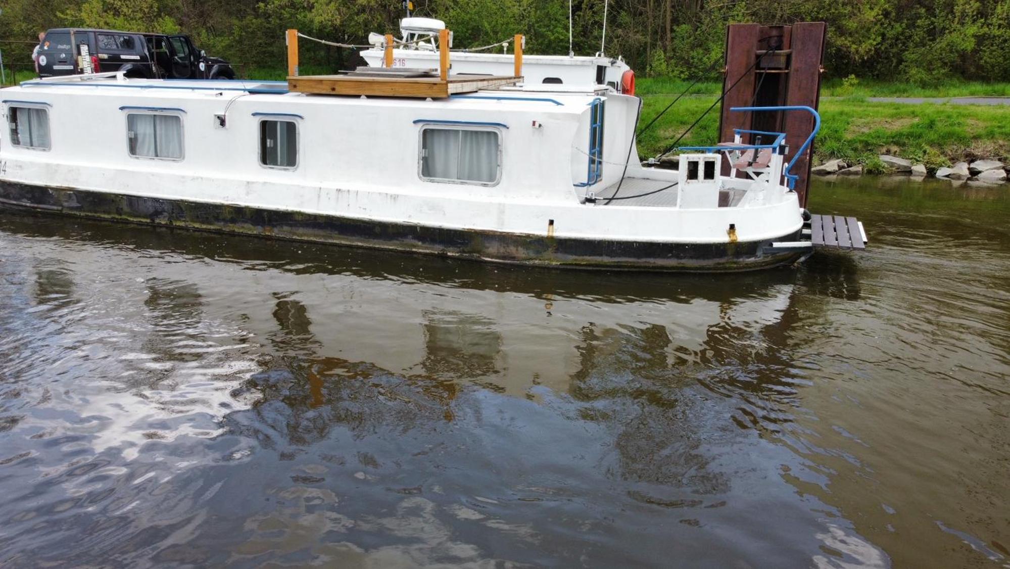 Zouw Hausboat Zakotven -pouze ubytovaní
