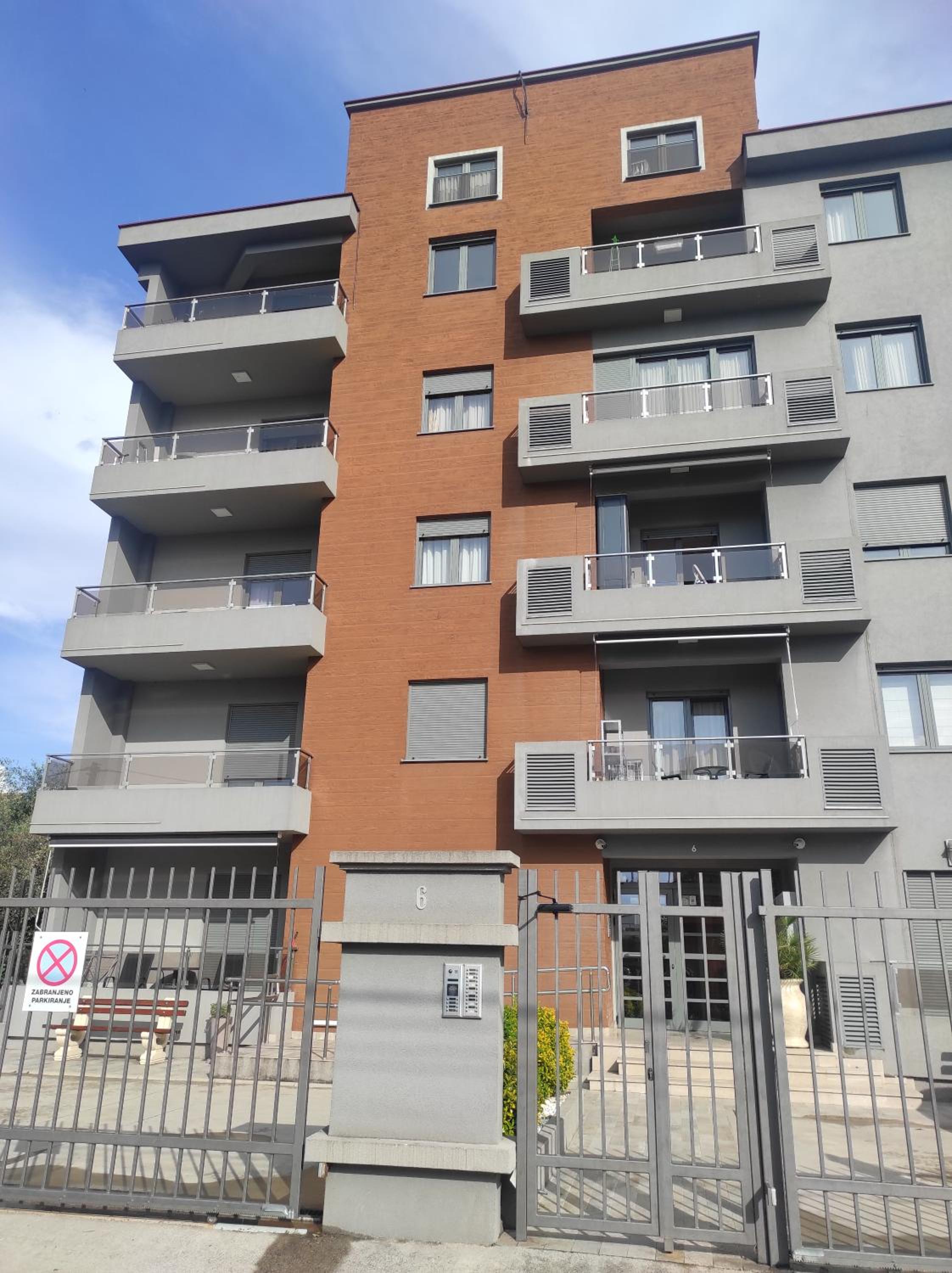 Cozy Studio K with Kitchen & WiFi in Heart of Podgorica
