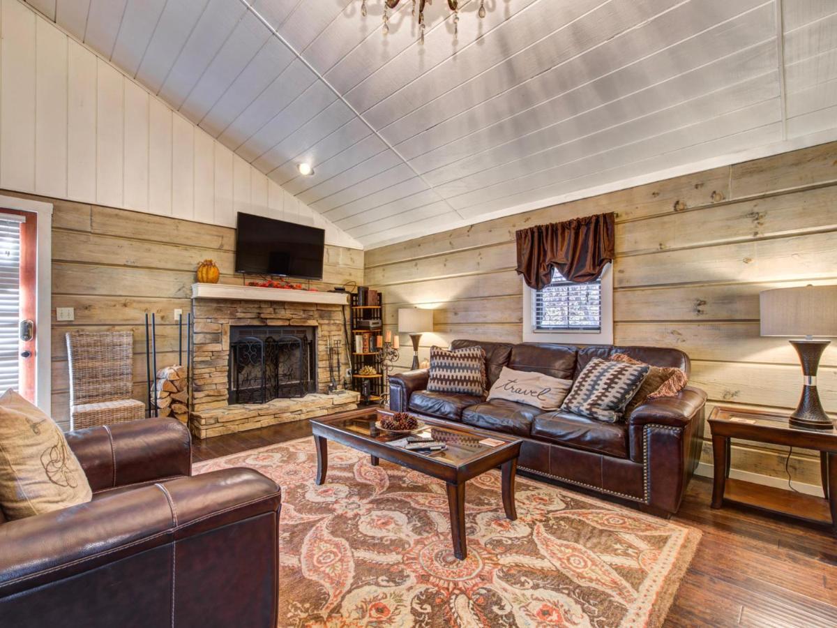 Seclusion Retreat, 1 Bedroom, Fireplace, Hot Tub, Sleeps 4 view 2
