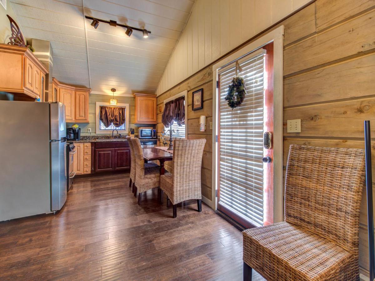 Seclusion Retreat, 1 Bedroom, Fireplace, Hot Tub, Sleeps 4 view 5