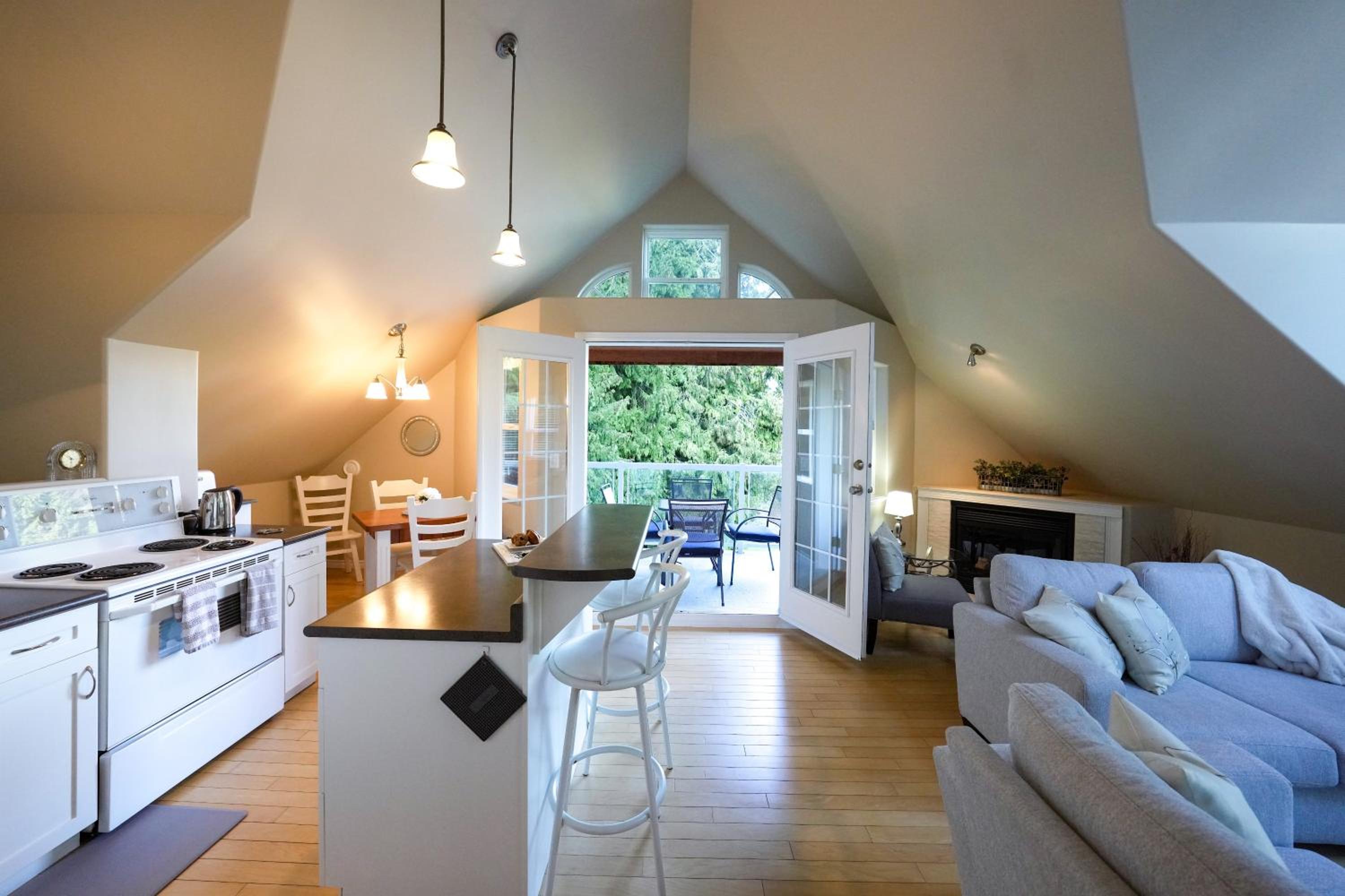 Sea and Cedar Retreat-a home in a tranquil setting