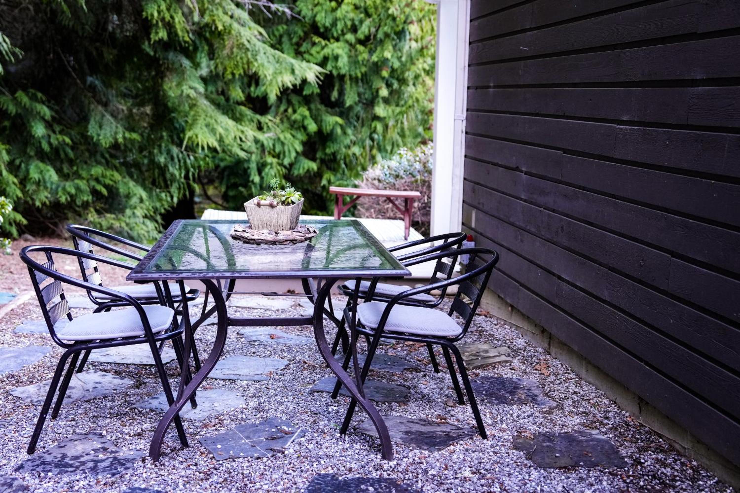 Sea and Cedar Retreat-a home in a tranquil setting