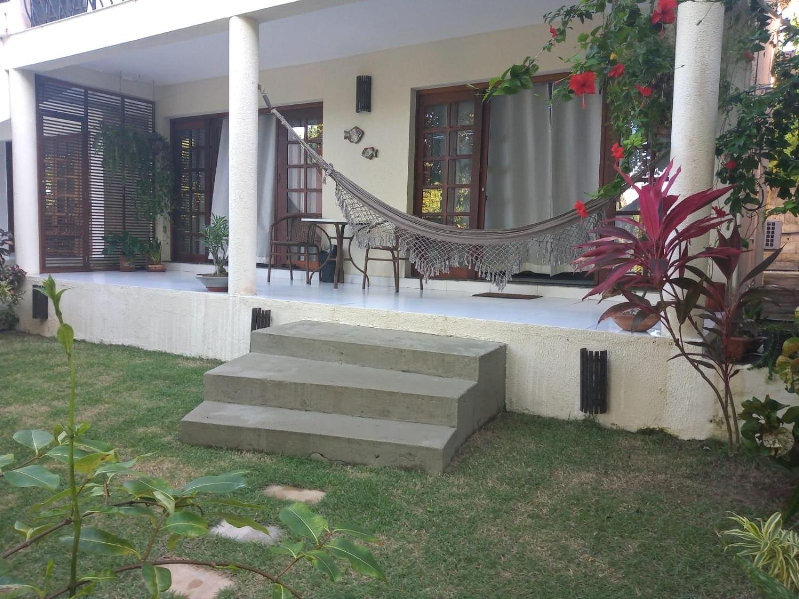 Casa aconchegante em condomínio arborizado