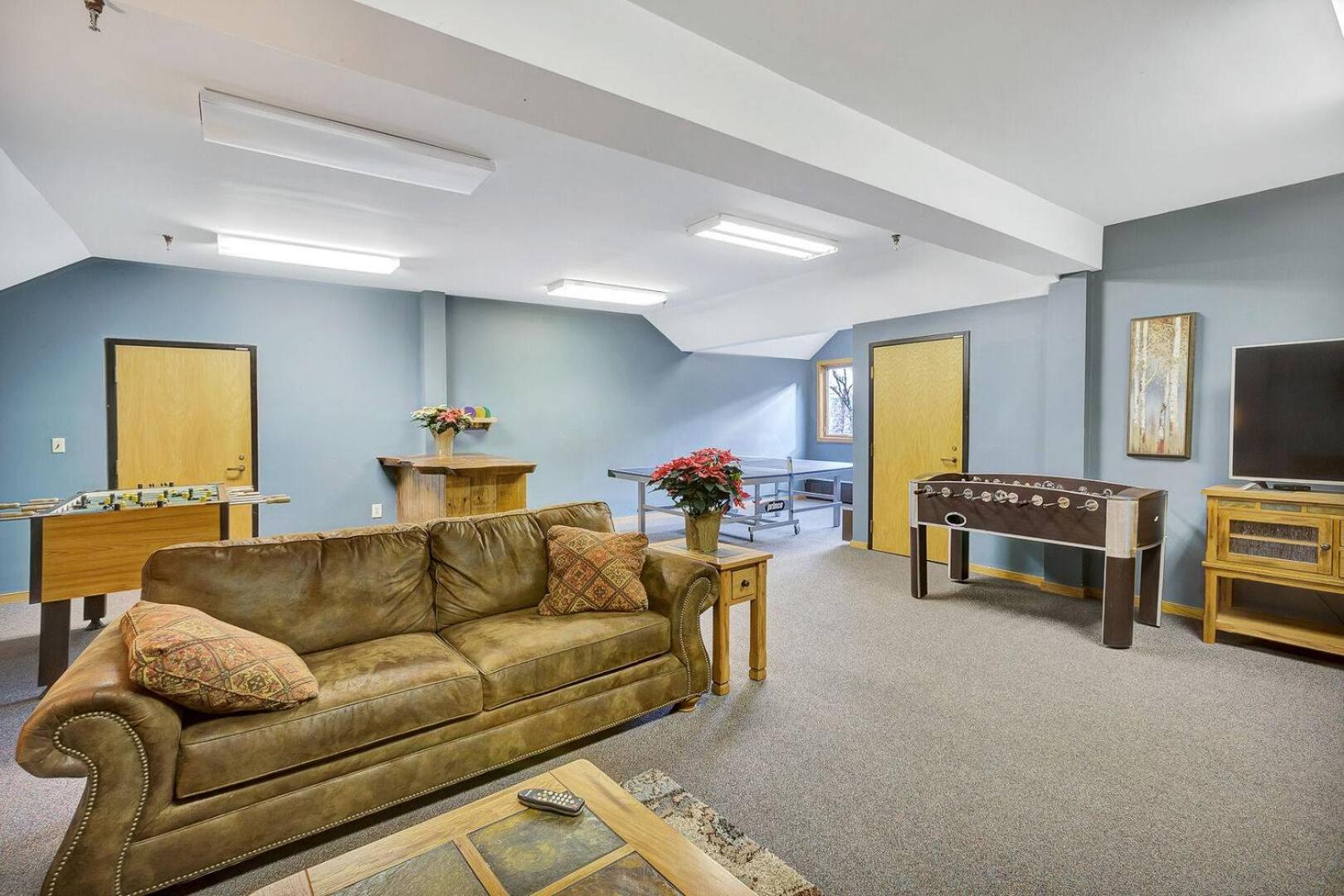 Beautifully Decorated Upscale Two bedroom HRE1 view 4