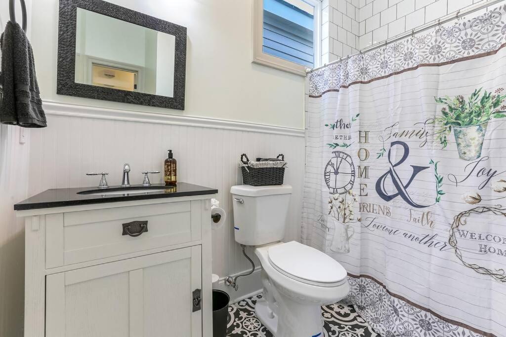 Chic 3BR NOLA Retreat, Streetcar Access, Ideal for Families & Friends view 4