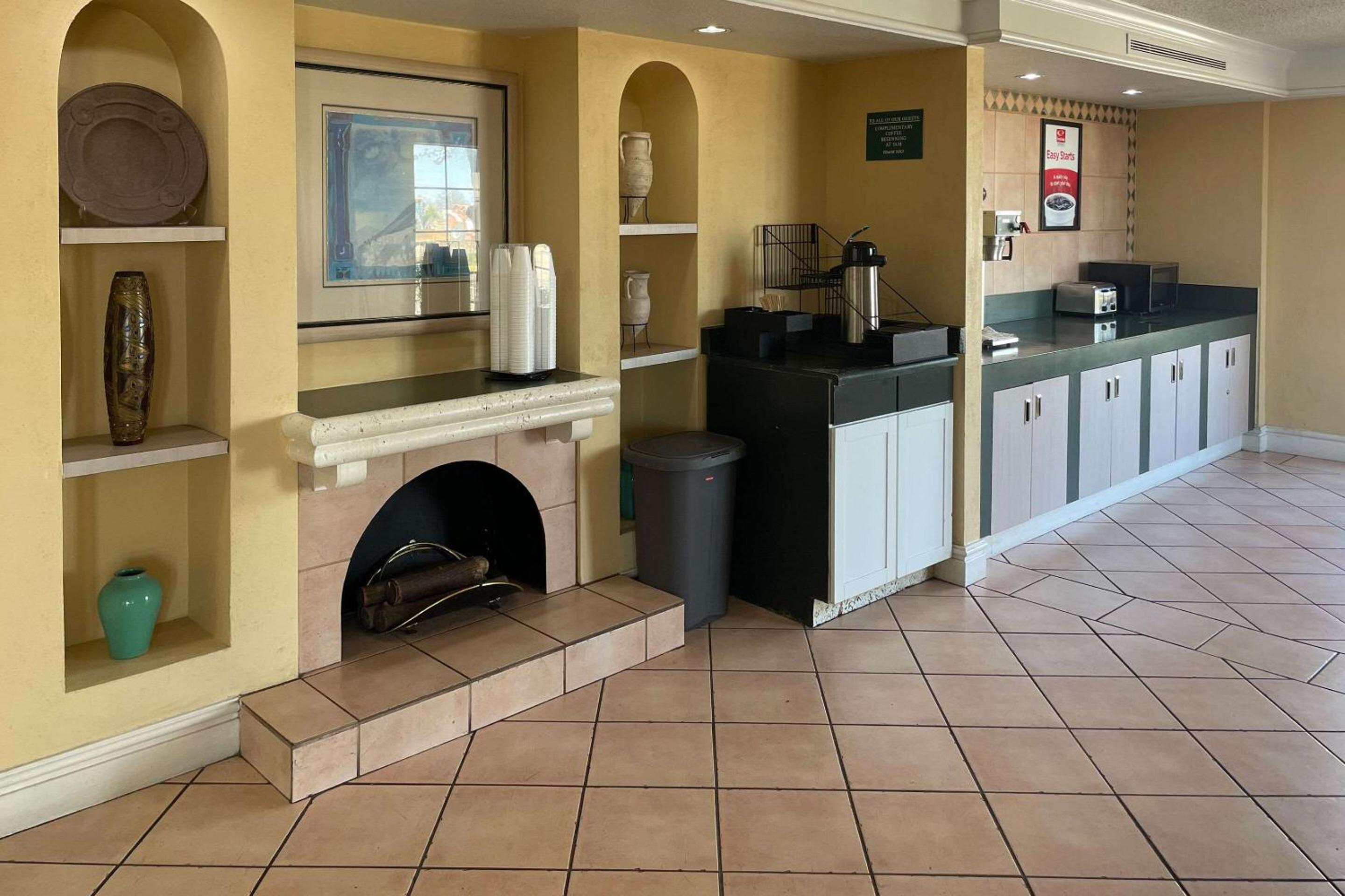 Econo Lodge Kalamazoo near Wings Stadium view 5